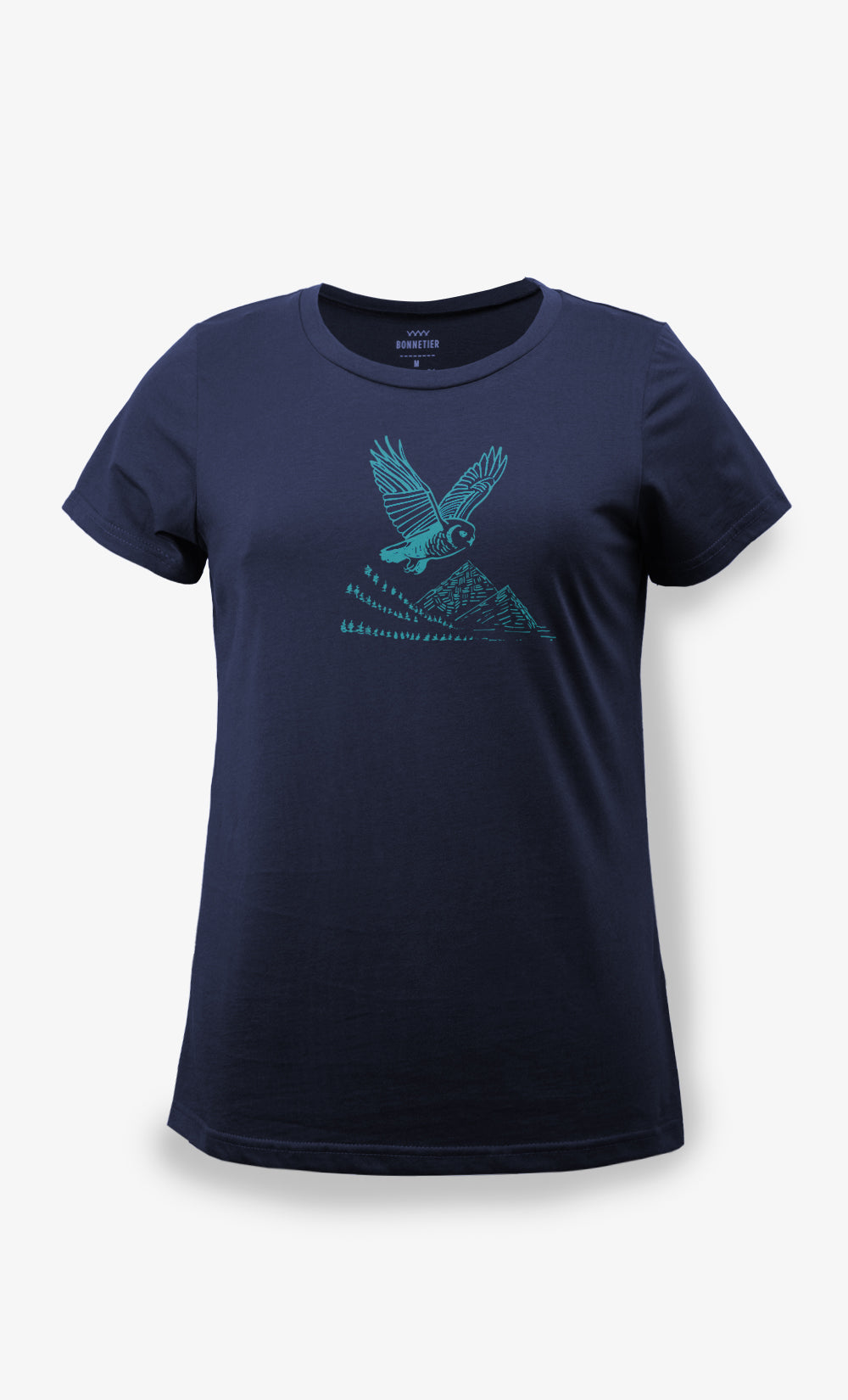 Le T-Shirt Marine Chouette marie un imprimé inspiré de la faune canadienne, un coton biologique de qualité supérieure et une fabrication locale pour offrir un t-shirt aussi durable qu'agréable à porter.