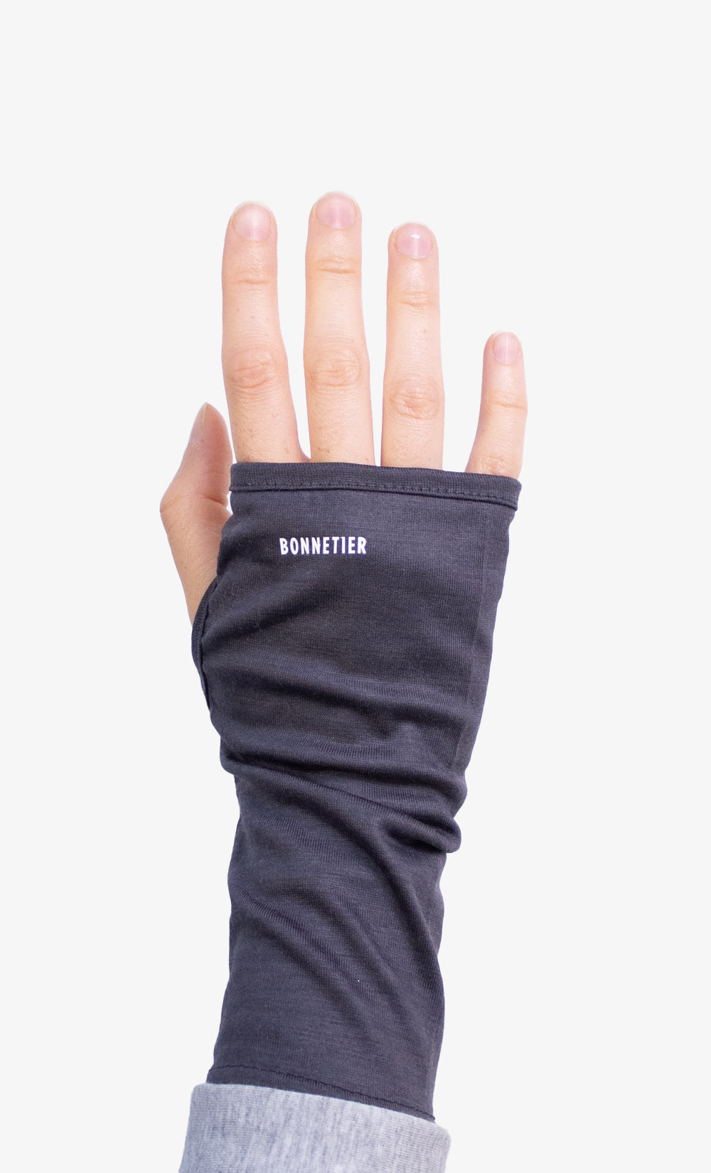 manchette grise en laine mérinos stretch portée sur l'avant-bras